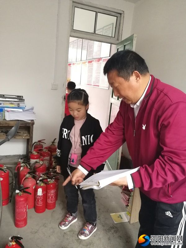 学校将灭火器发放到各班