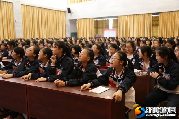 学生认真听讲