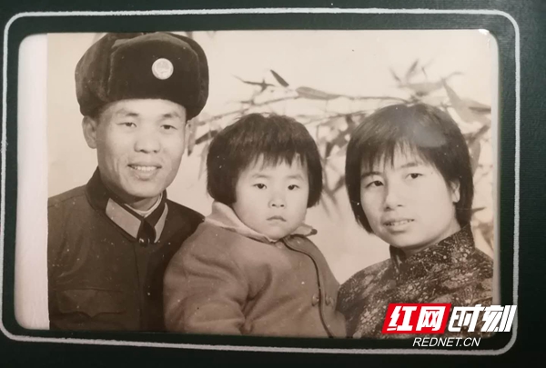 黄守规一家三口。
