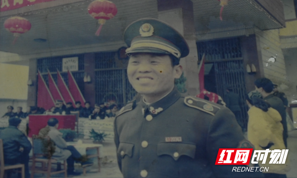 1987年,黄守规在邵阳市公安局交警支队成立现场留影。