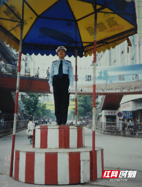 1997年,黄蕾站在广场岗亭上指挥交通。