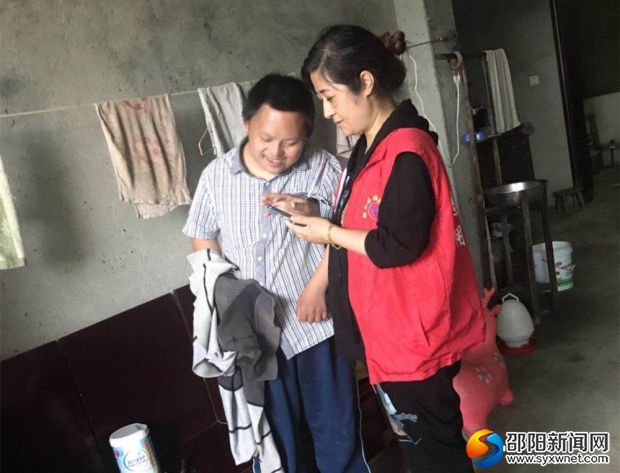 志愿者与残疾人交流