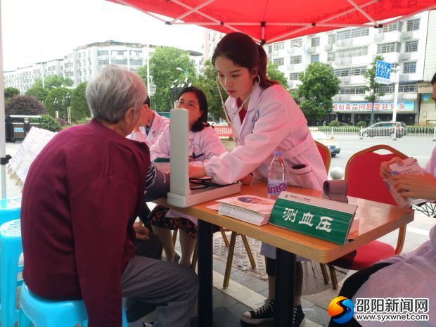 为过往市民测量血压8