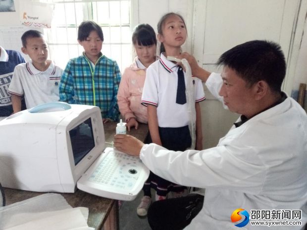 学生排队依次免费接受关于碘缺失病的监测和诊断