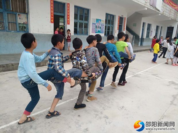 同学们正在积极训练&ldquo;协同作战&rdquo;游戏