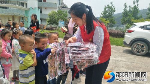 留守幼儿露出了笑脸
