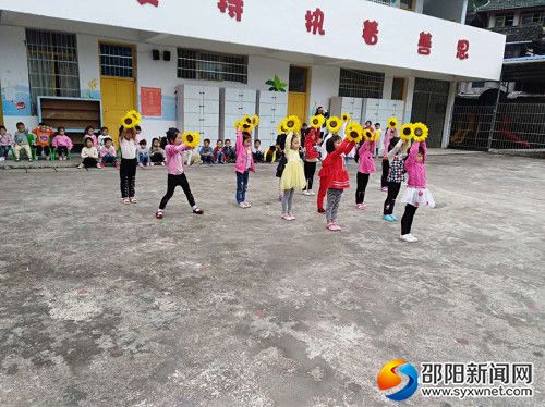 图为留守幼儿用自己的节目感谢前来捐助的人