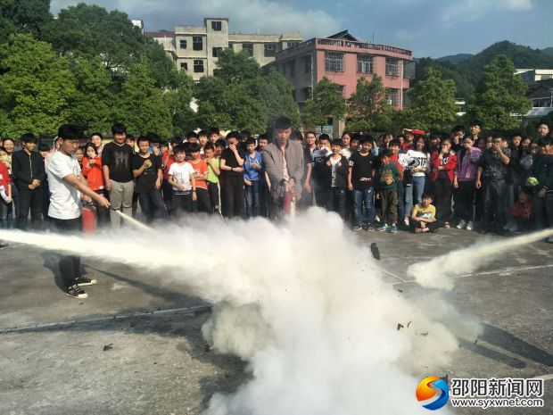 使用灭火器