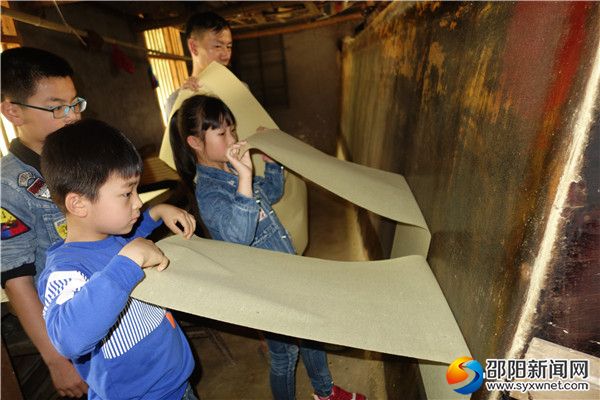 六、滩头手工抄纸作坊焙纸师傅言传身教雨山中心小学学生烘焙手工古纸。DSC06767