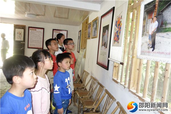 十、隆回县雨山中心学校科技组学生，在参观滩头手工抄纸作坊成果展览厅。DSC06808