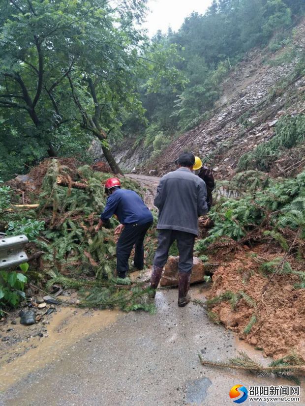 民政局驻村工作队在崀山镇双江村组织抢修道路