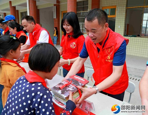2火宫殿负责人周后长向学生赠送图书
