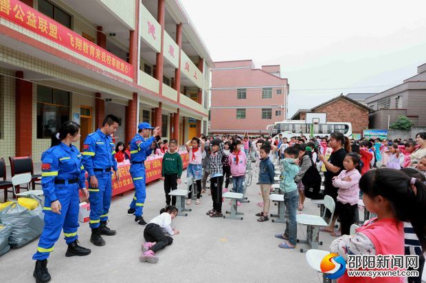 5长沙市蓝天救援对志愿者向孩子讲解如何开展自救