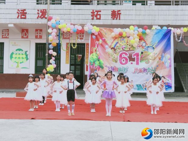 孩子们表演得好投入