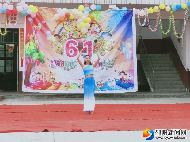 学校舞蹈教师为孩子们献上《采桑谣》
