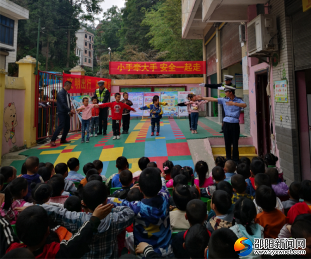 带领孩子们学习交通指挥手势