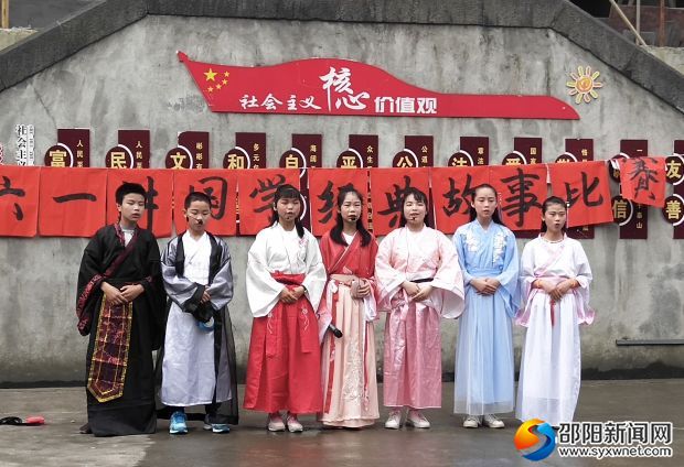 学生表演《曾子杀猪》