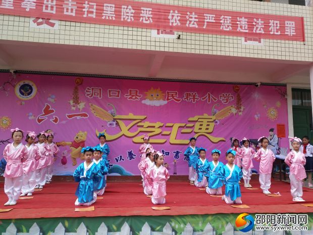 一群活泼可爱的小书童在表演舞蹈《弟子规》