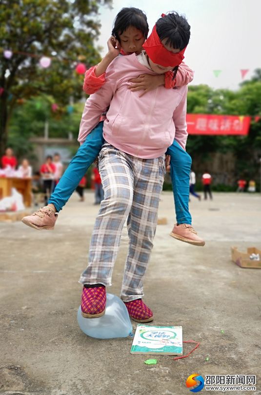 瞎子背瘸子