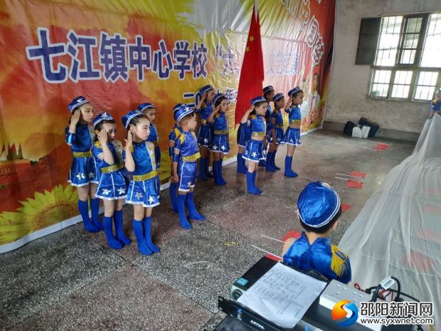 七江镇公立幼儿园的节目《旗语飞翔》