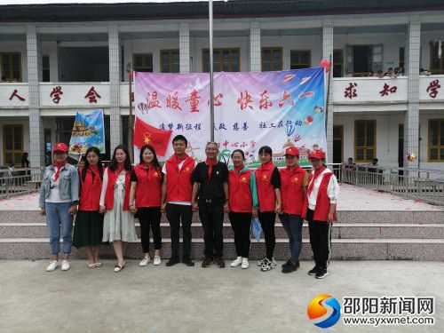 图为团结奋进的社工
