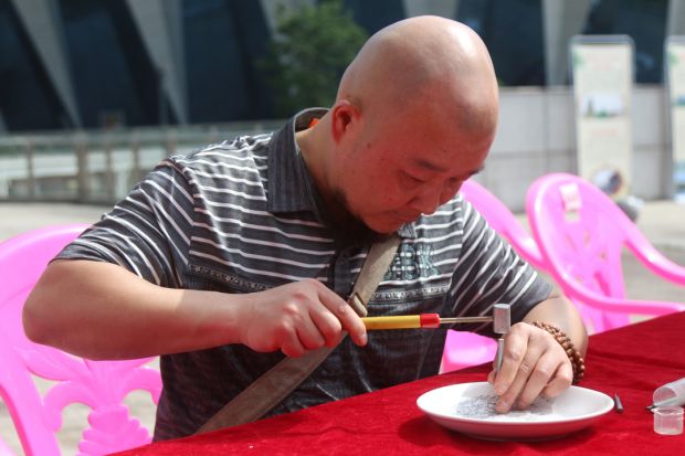 宝庆瓷刻传承人周诚昊在展示制作技艺