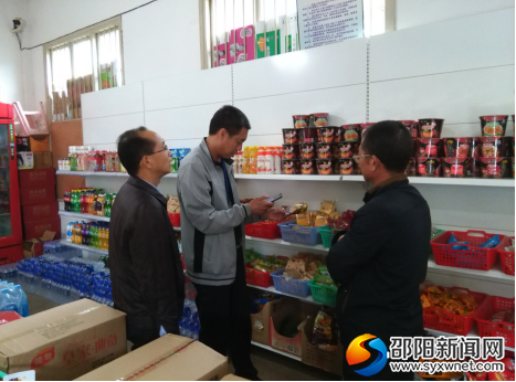 图为县教育局刘宗成重点检查包装类食品