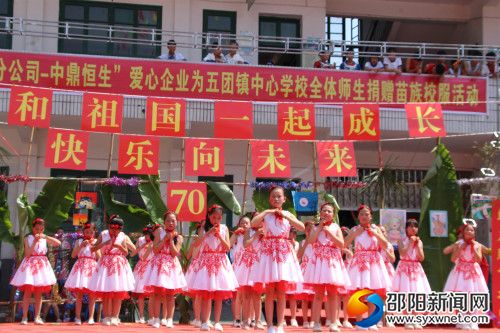 图为文艺节目《红领巾相约中国梦》