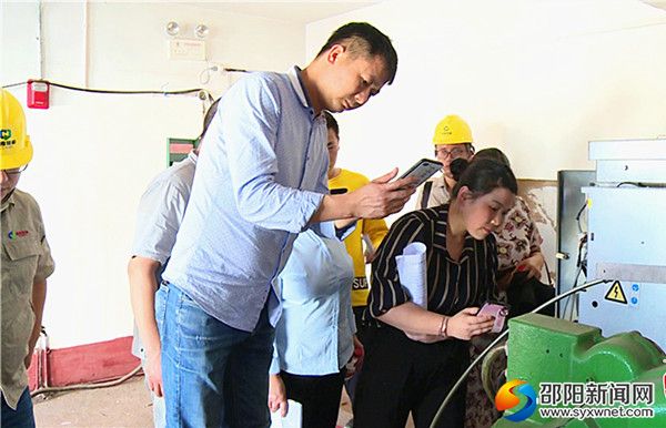 特设股人员认真观看故障排除过程