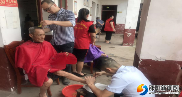 志愿者为老人剪头发、修指甲