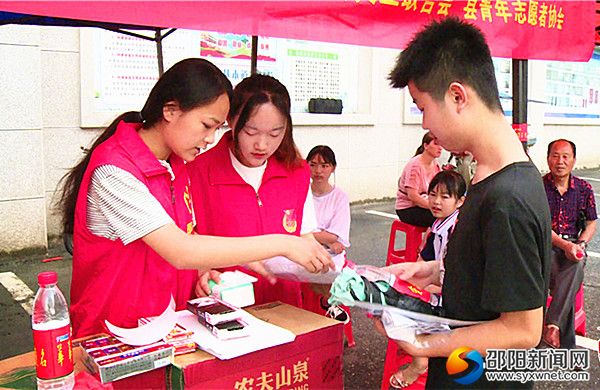 给考生发放所需物品