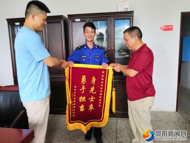 老人家属向唐振展送锦旗