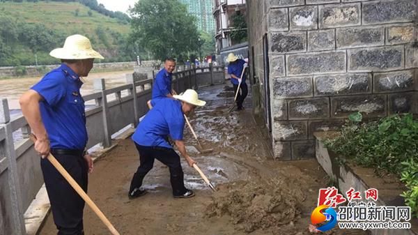 6月11日,城管系统干部职工全员出动,对绿洲大桥至白马滩大桥沿河街两侧风光带进行了灾后环境卫生恢复