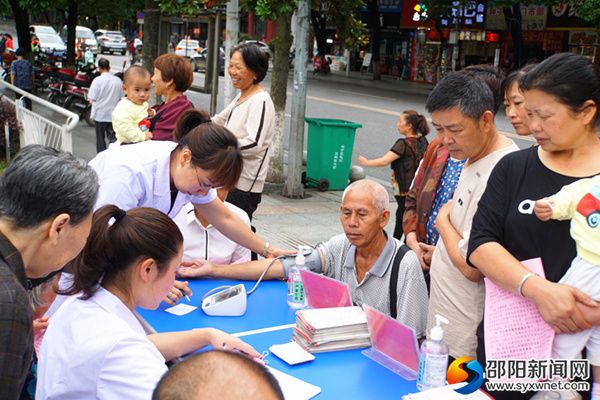 现场免费为老年群众义诊、细心解答资讯的健康问题。
