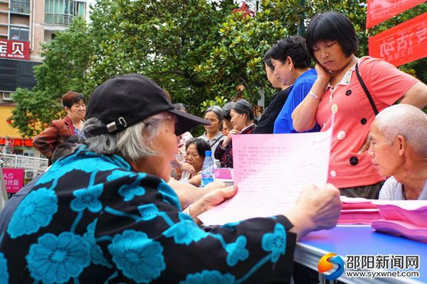 奶奶认真了解《老年健康核心信息》内容。