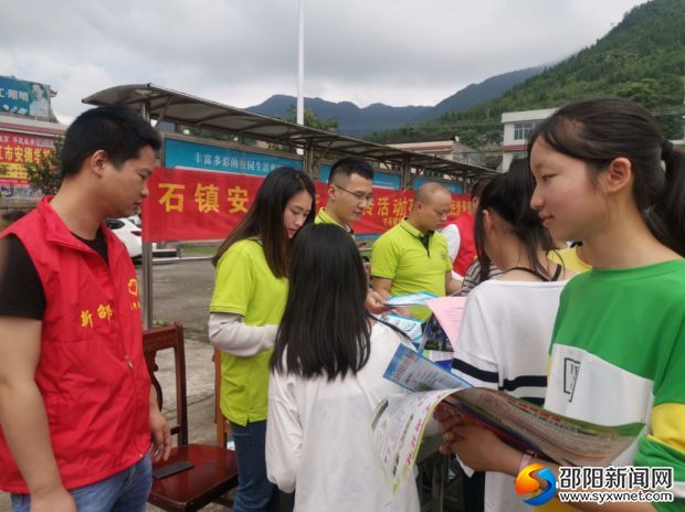 人大志愿者为同学们发放宣传手册