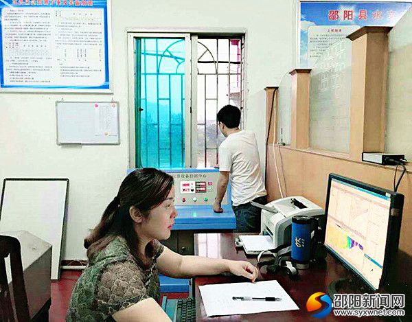 邵阳县水文职工组织洪水流量测验