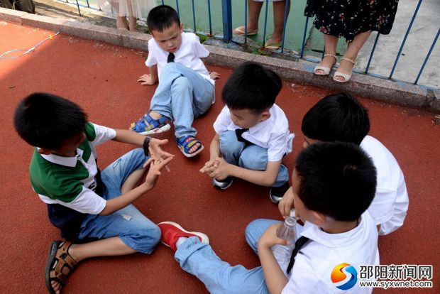 时间就像滑滑梯一样，过得真快，一转眼，我们已经在幼儿园生活和学习了三年，这里是我们成长的第一个台阶，是我们最快乐和幸福的家!但我们就要毕业了，就要分别了。我真舍不得。