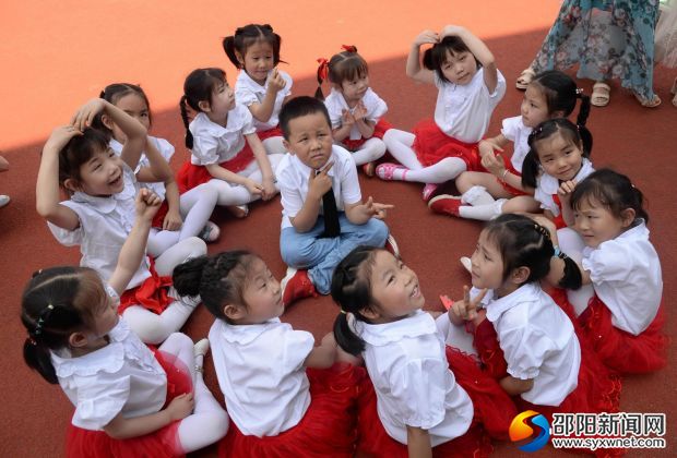 一日，年复一年，我们慢慢的喜欢上了幼儿园，到后来深深地爱上了幼儿园，爱上了这个家。可现在我们就要毕业了，就要离开幼儿园这个温暖的大家庭了。