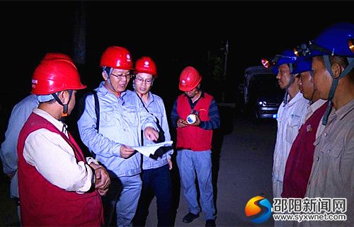国网邵阳县供电公司营销副经理胡传豹(左三)现场指导