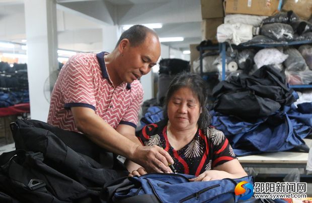 李国平在指导工作人员生产