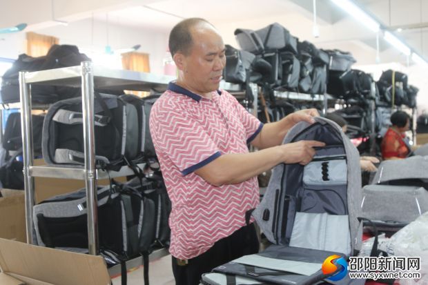李国平在展示公司产品