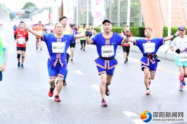 图为苗族运动员奔跑中