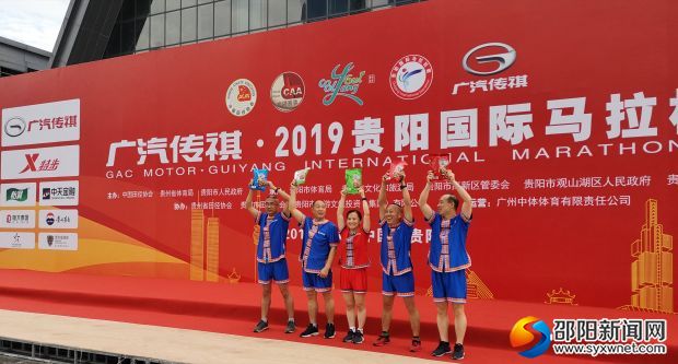 图为苗族特色产品登上颁奖台
