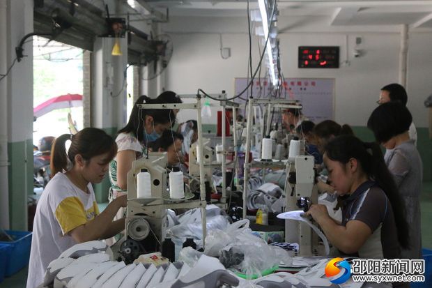 车间内工作人员在组织生产