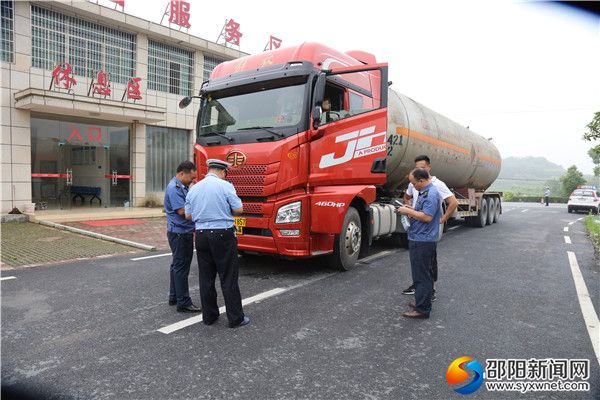 图为执法小组检查危化品车辆