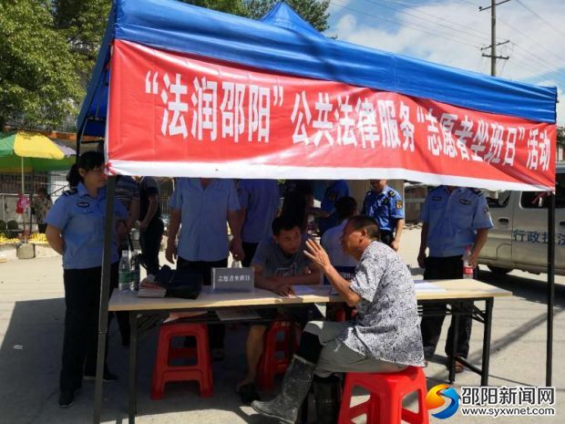 6月20日，城步司法局开展&ldquo;志愿者坐班日&rdquo;活动，志愿者在西岩镇公共法律服务工作站解答群众咨询。