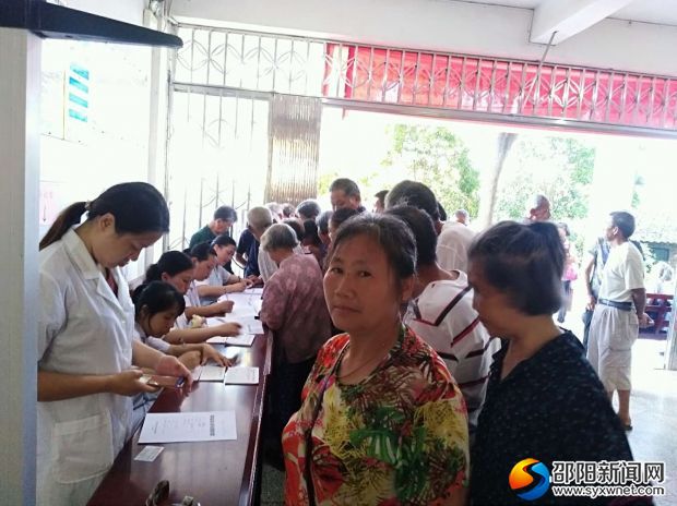 九公桥镇群众在该镇中心医院接受免费体检