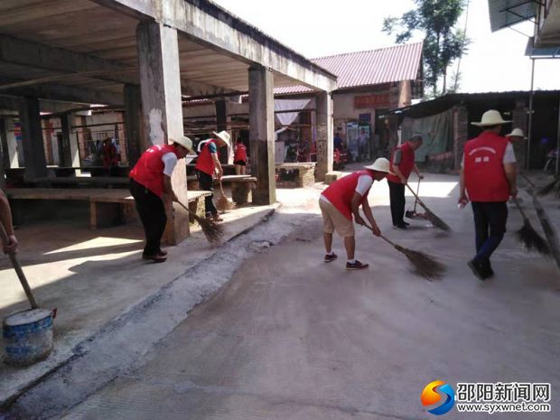 图为清理垃圾现场