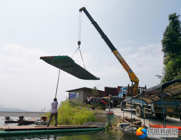 (行动现场,这些竹筏属于典型的“三无船舶”。)